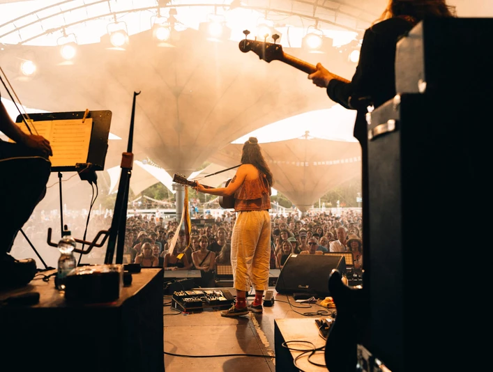 Even Flow Festival 2025 Auf dem Festival steht Black Sea Dahu auf der Bühne, während das begeisterte Publikum zuschaut.At the festival, Black Sea Dahu is on stage while the enthusiastic audience looks on.