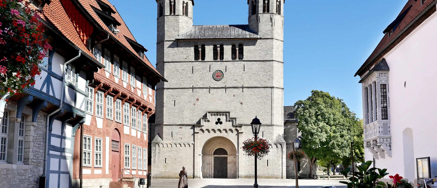 Stiftskirche_Markt_Bracken_Rathaus_Sommer©-Stadt-Bad-Gandersheim-Hötzel.jpg