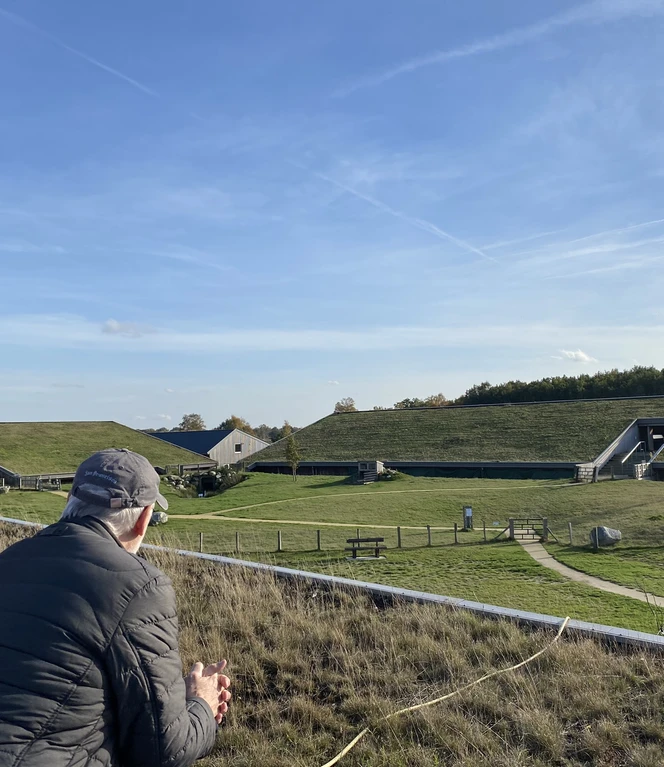 Bargerveen – Schafstall_Schaapskooi ©Emsland Tourismus GmbH Zwei Personen blicken über das grüne Dach des Schafstalls Schaapskooi im Naturgebiet Bargerveen.