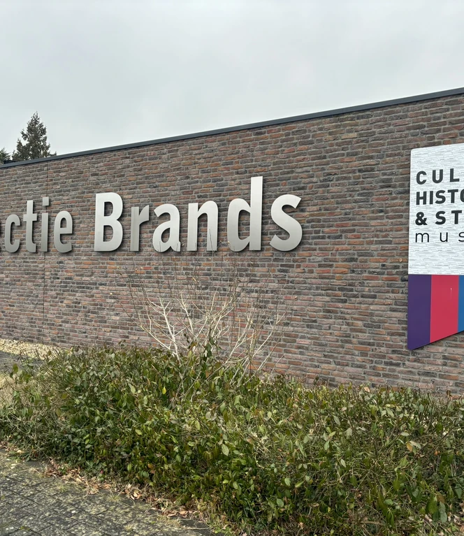 Museum Collectie Brands, Nieuw Dordrecht @Naturpark Bourtanger Moor Backsteinfassade des Museum Collectie Brands mit farbigem Schild und bepflanztem Eingangsbereich