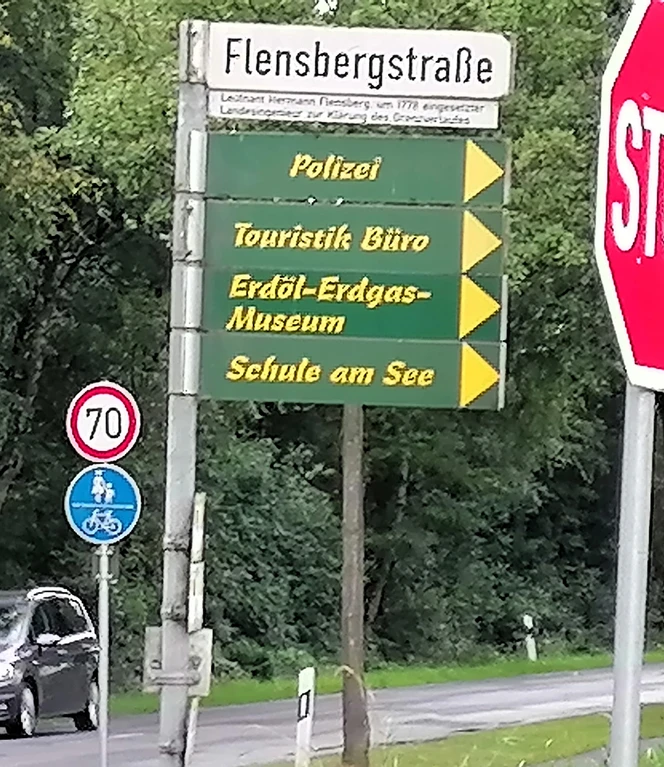 03 Die Flensbergstraße ....jpg Die Flensbergstraße in Twist erinnert an den Gründer.