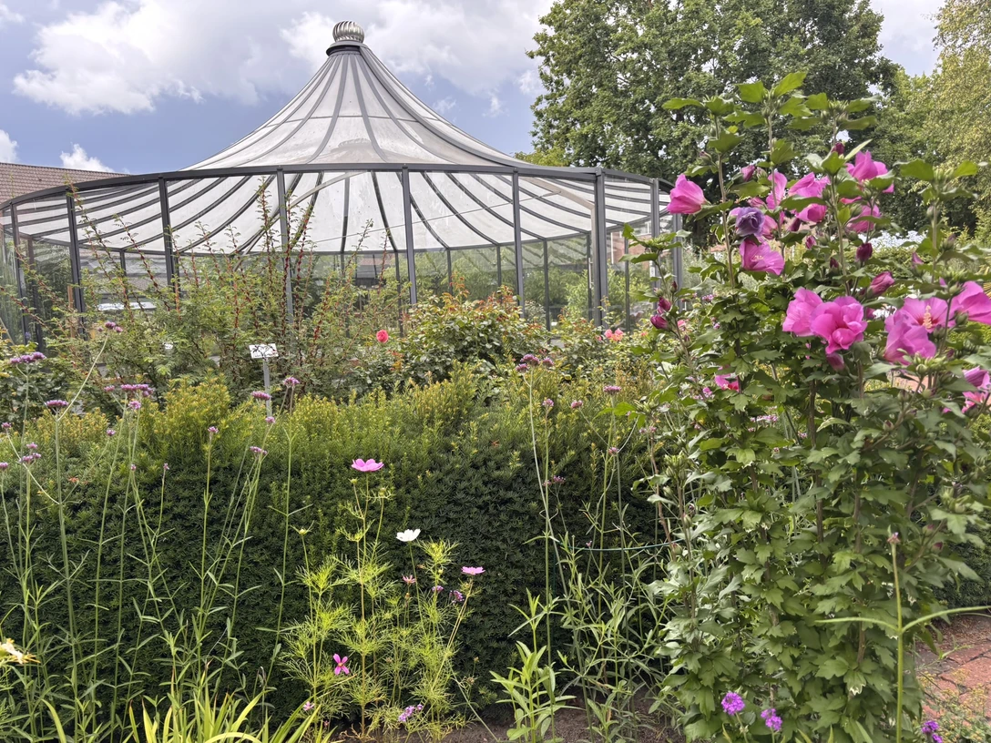 Der liebevoll angelegte Garten lädt zum Entspannen ein..JPEG