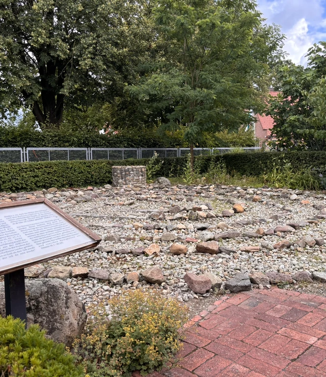 Die Wüste ist ein Weg durch das Labyrinth und symbolisiert die Suche nach Gott..JPEG