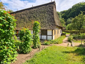 Freilichtmuseum am Kiekeberg Historisches Gebäude mit GartenHistoric building with gardenHistorisk bygning med haveHistorisch gebouw met tuin