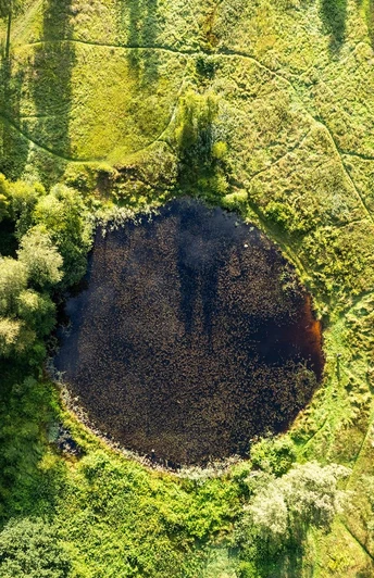 Amelinghausen_Marxener_Paradies_Drohne_Luftaufnahme_ccbysa_tl_20230810-7.JPG Ein kleiner runder See, umgeben von Wäldern und Wiesen, aus der Luft fotografiert.A small round lake, surrounded by woods and meadows, photographed from the air.En lille rund sø, omgivet af skov og enge, fotograferet fra luften.Een klein rond meer, omringd door bossen en weiden, gefotografeerd vanuit de lucht.