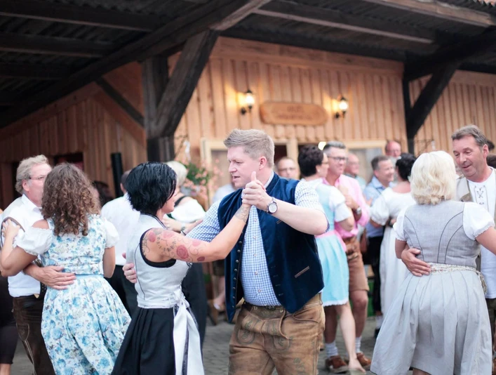 Kalle's Musikantenstadl-tanzendeMenschen_web.jpg