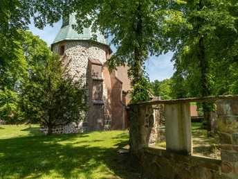 Amelinghausen_Betzendorf_st_Peter_Paul_Kirche_ccbysa_tl_20230531-8.JPG Die Kirche ist aus Stein gebaut und von vielen grünen Bäumen umgeben. Der runde Turm hat ein grünes Kupferdach. Ein kleiner Steinweg führt seitlich vorbei. Eine friedliche und ruhige Atmosphäre herrscht hier.