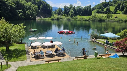 naturstrandbad-burgseeli-beizli-tische-schirme.jpg