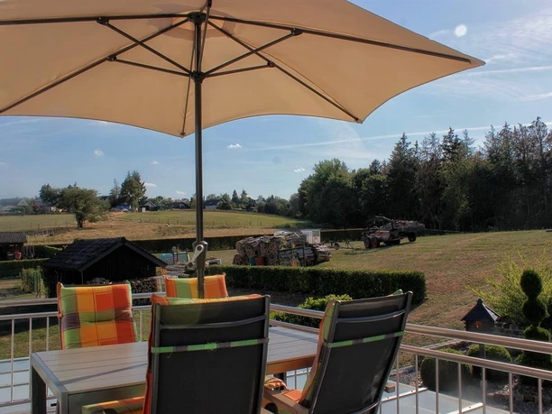 Terrasse mit Blick in den Garten