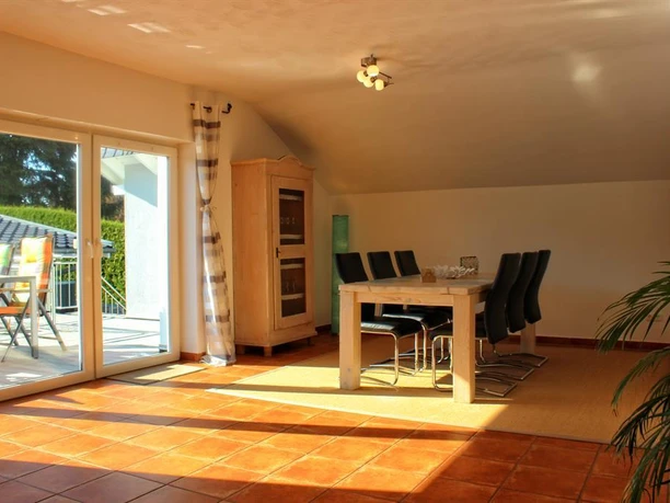 Helles Wohnzimmer mit Blick in den Garten