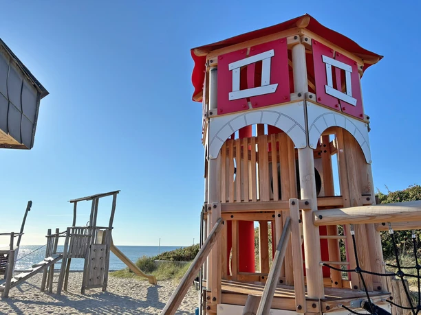 Spielturm mit Meerblick