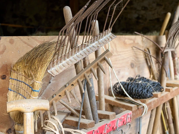 Werkzeug auf dem Spindlerhof Liebstadt Gartengerätschaften aus Holz wie Harke, Besen und so weiter