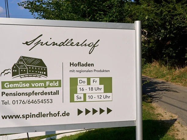 Bord met Spinderhof letters.