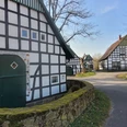 Vierständerscheune Hüllhorst Ein klassisches Fachwerkensemble mit schwarzweißen Fassaden säumt eine ruhige Dorfstraße.