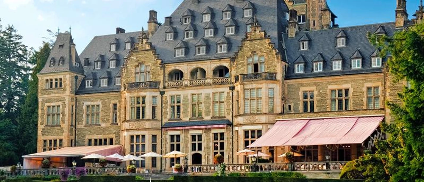 Schlosshotel Kronberg Ein majestätisches Schlosshotel Kronberg mit Golfplatz und Golfern.