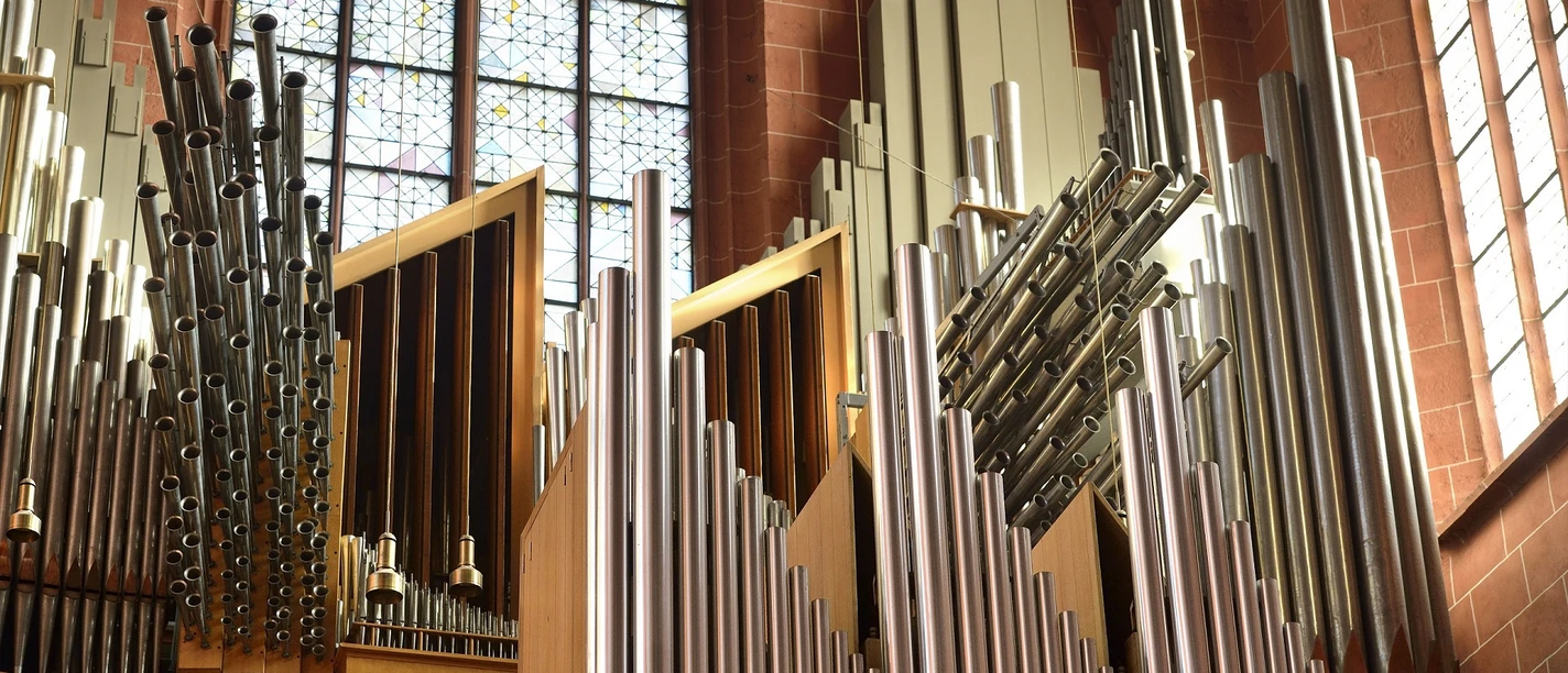 Frankfurt Cathedral - Organ Organ pipes in front of church windows in a red sandstone interior