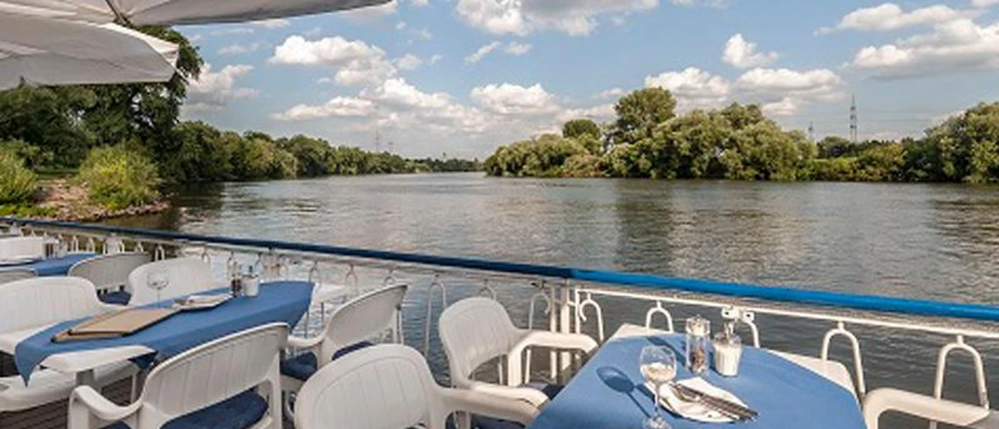 Hotelschiff Schlott Einladende Terrasse des Hotelschiffs Schlott mit Blick auf den Fluss