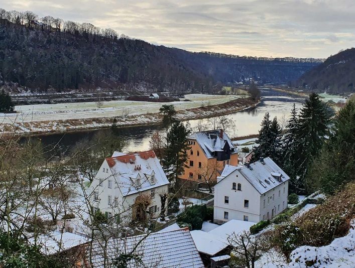 Blick auf Wehlen Wehlen bietet einen malerischen Blick über verschneite Häuser, den Fluss Elbe und bewaldete Hügel.Wehlen offers a picturesque view over snow-covered houses, the river Elbe and wooded hills.Wehlen nabízí malebný výhled na zasněžené domy, řeku Labe a zalesněné kopce.Wehlen oferuje malowniczy widok na pokryte śniegiem domy, rzekę Łabę i zalesione wzgórza.Wehlen biedt een schilderachtig uitzicht over besneeuwde huizen, de rivier de Elbe en beboste heuvels.Wehlen offre una vista pittoresca sulle case innevate, sul fiume Elba e sulle colline boscose.