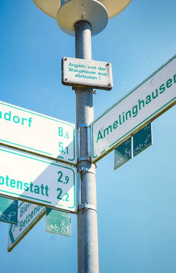 50-jahre-samtgemeinde-amelinghausen-cover (15).JPG Ein Verkehrsschild zeigt Wege zu verschiedenen Orten. Drögennindorf, Marxen, Oldendorf und Amelinghausen sind ausgeschildert. Diese Orte sind zum Radfahren geeignet. Ein klarer Himmel ist sichtbar.