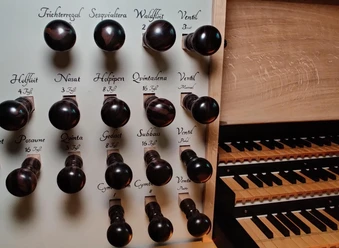 Registerzüge + Der Scherer-Bünting-Orgel.jpg