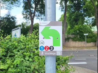 Beschilderung für die VitalWege 1, 2 und 3 Wegweiser der VitalWege in Einbeck mit grünem Pfeil und Markierungen der Routen 1, 2 und 3.