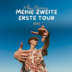 Ein junger Mann gestikuliert dramatisch unter klarem Himmel mit Text "Meine zweite erste Tour 2026".