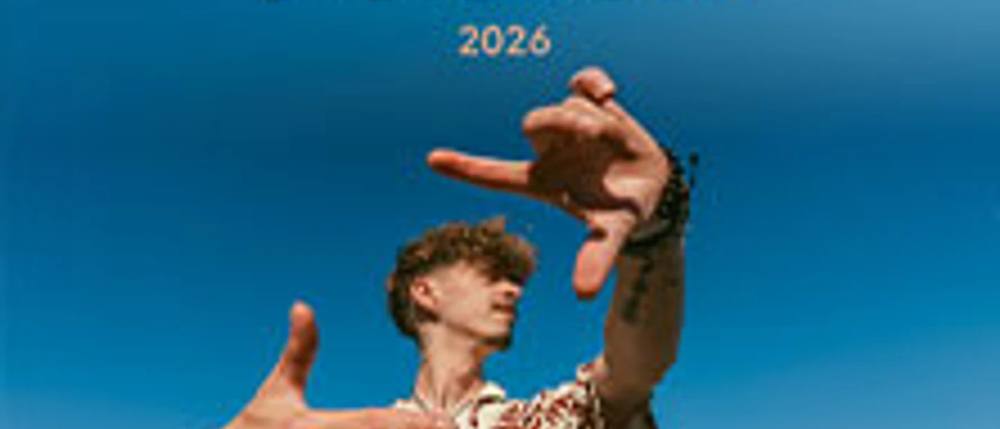 Ein junger Mann gestikuliert dramatisch unter klarem Himmel mit Text "Meine zweite erste Tour 2026".