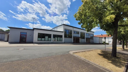Mehrzweckhalle Goddelsheim Vor der Mehrzweckhalle Goddelsheim mit Straße