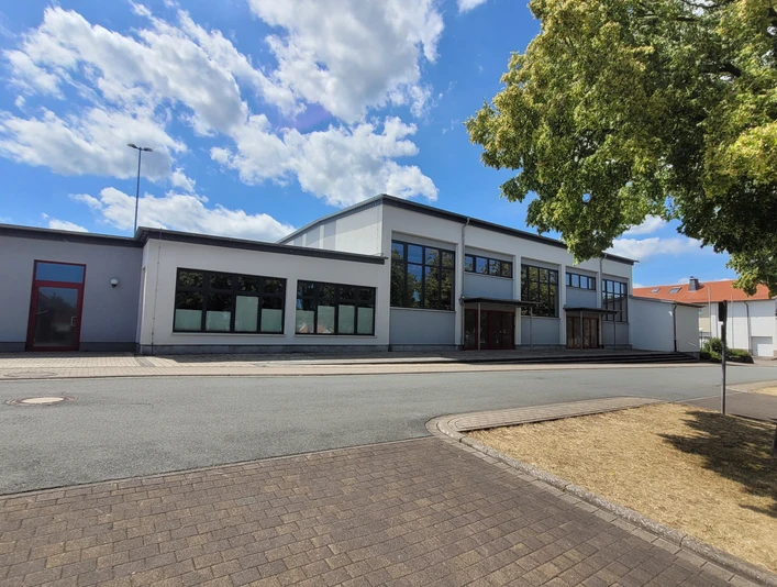 Mehrzweckhalle Goddelsheim Vor der Mehrzweckhalle Goddelsheim mit Straße