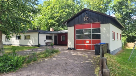 Feuerwehr und DGH Niederorke Einfahrt bzw. Ausfahrt Garagentor der Feuerwehr Niederorke mit angegliederten Dorfgemeinschaftshaus
