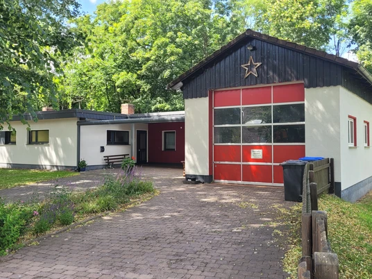 Feuerwehr und DGH Niederorke Einfahrt bzw. Ausfahrt Garagentor der Feuerwehr Niederorke mit angegliederten Dorfgemeinschaftshaus