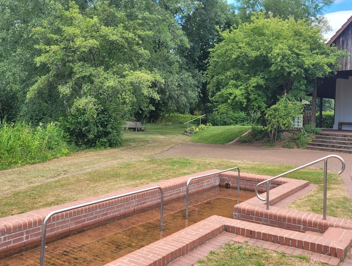 Vordere Wasche mit Wassertretbecken in Sachsenberg Vordere Wasche mit Wassertretbecken in Sachsenberg bei der Teich- und Freizeitanlage