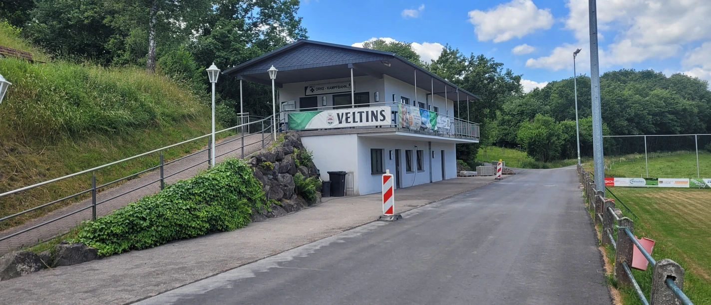 Sportlerheim in Münden Sportlerheim in Münden, direkt vorm Fußballplatz