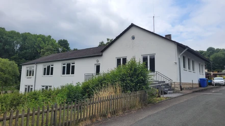 DGH Thalitter Großes Dorfgemeinschaftshaus (DGH), an der Straße gelegen