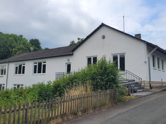 DGH Thalitter Großes Dorfgemeinschaftshaus (DGH), an der Straße gelegen