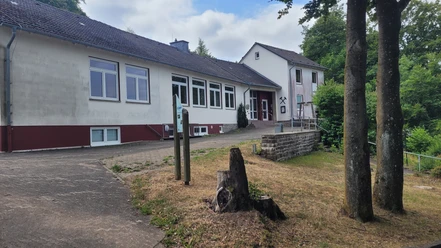 DGH Goldhausen Einfahrt und bzw. das Dorfgemeinschaftshaus (DGH) in Goldhausen