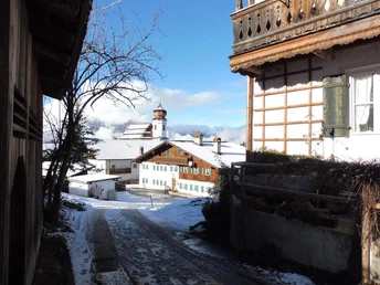 Blick auf Haus im Hintergrund St Anna Kirche