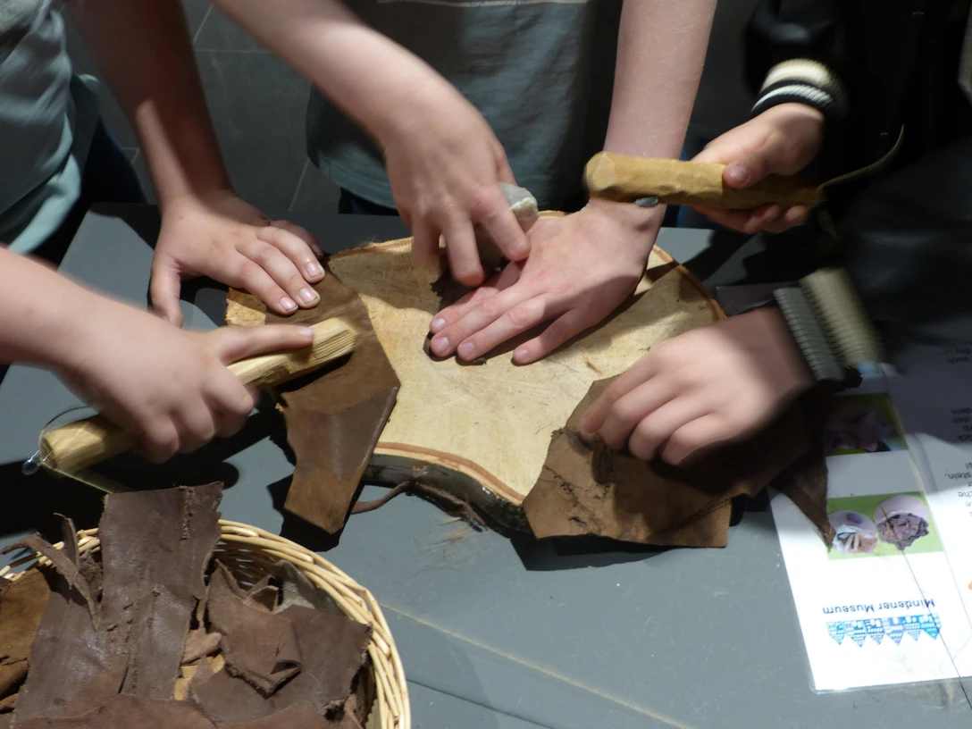 Eltern-Kind-Nachmittag_25_26 Das Bild zeigt Kinderhände beim Basteln.