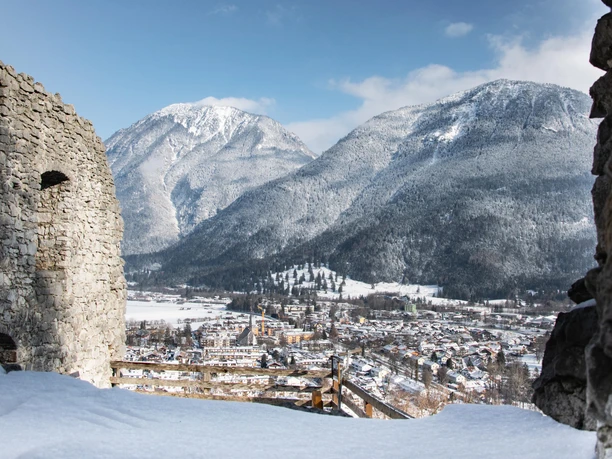 Ausblick Burgruine Werdenfels im Winter
