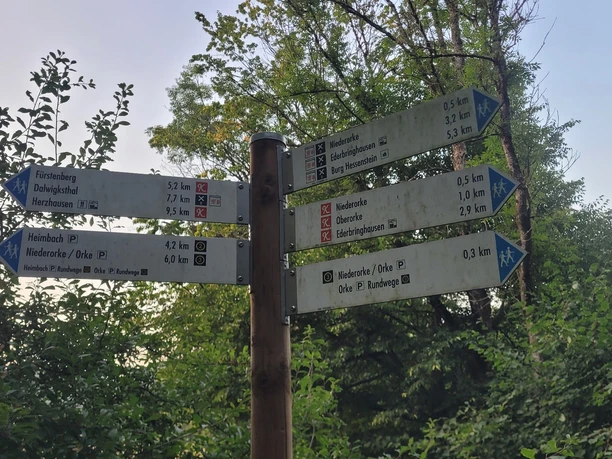 Wegemarkierung bzw. Wegweiser der Qualitätsregion Wanderbares Deutschland Edersee