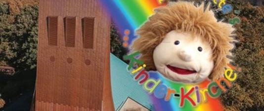 Kinder-Kirche Buntes Kinderkirche-Logo mit Regenbogen und fröhlicher Puppenfigur auf Kirchturmhintergrund.