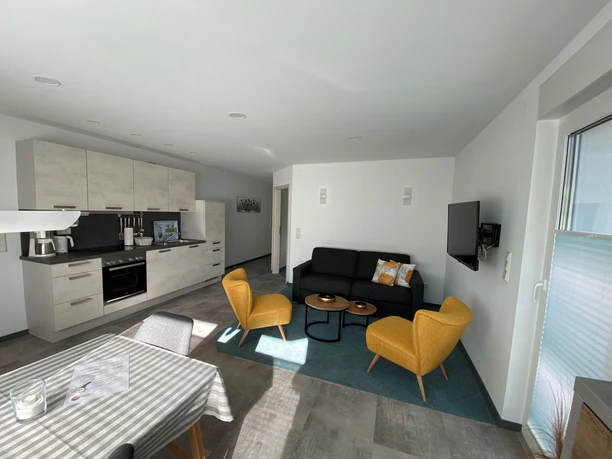 Ferienwohnung Mittendrin Willingen Wohnzimmer mit Küche Ferienwohnung Mittendrin Willingen Wohnzimmer mit Küche