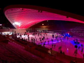 Eisdisco in der Schierker Feuerstein Arena mit pink-blau beleuchteter Eisfläche.