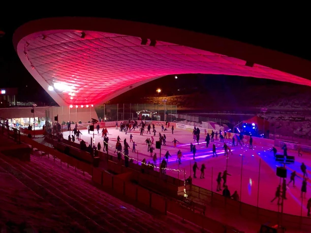 Eisdisco in der Schierker Feuerstein Arena mit pink-blau beleuchteter Eisfläche.