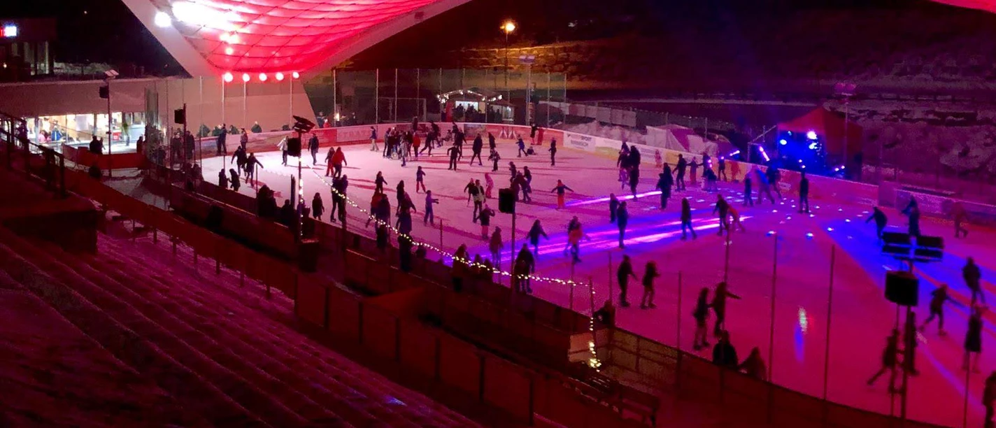 eisdisco_1_Jan_Reichel.jpg Eisdisco in der Schierker Feuerstein Arena mit pink-blau beleuchteter Eisfläche.