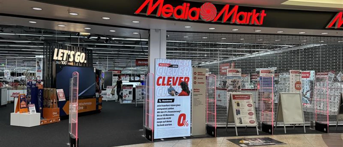 Media Markt City-Galerie Wolfsburg Eingang des MediaMarkt-Elektronikfachmarktes im Einkaufszentrum mit roten Firmenschriftzug.