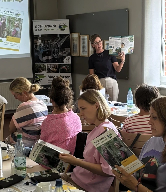 Judith Uthmann-Tattermusch stellt die Arbeitsmaterialien für die Naturpark-Schulen vor_quer.JPEG