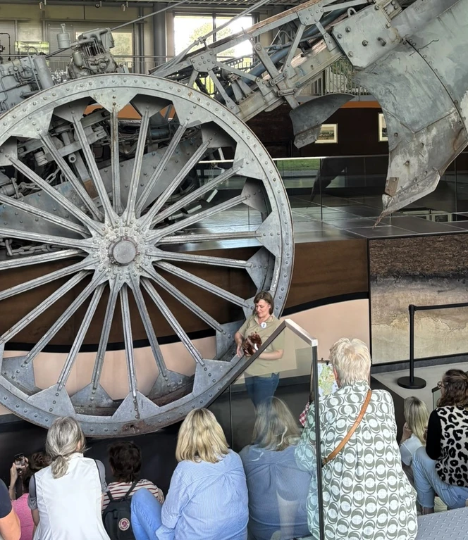 Annett Meiners erklärt den Mammut-Pflug und informiert über das einstige Leben im Moor_quer.JPEG