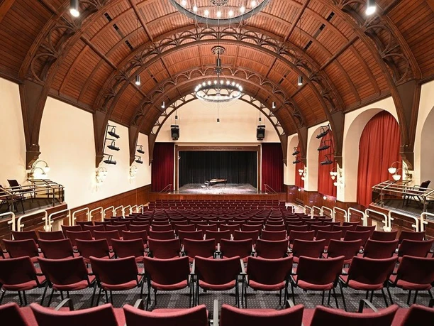 alter kursaal-rathausplatz-westerland-reihenbestuhlung-buehne.jpg