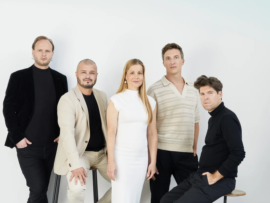 Spark_Gruppe_02_YSchmedemann_073.jpg - Foto - .JPG Fünf Personen in stilvoller Kleidung posieren in einem minimalistischen, hellen Raum.